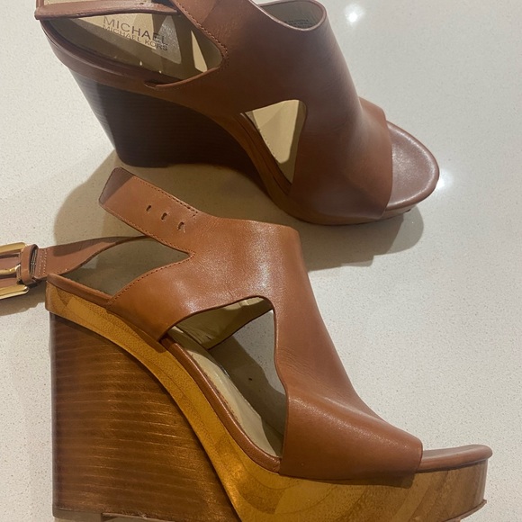 Super comfortable, worn only a few times - Picture 2 of 4